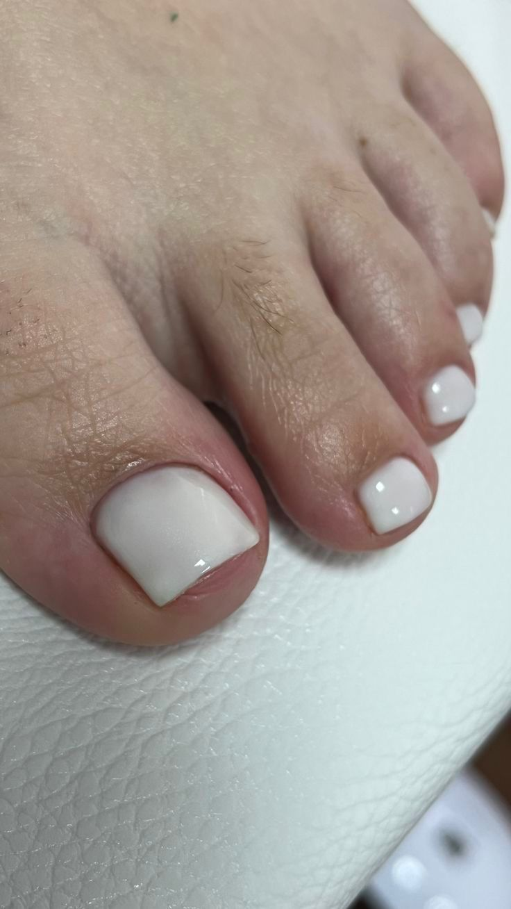Pedicure com esmalte nude clássico