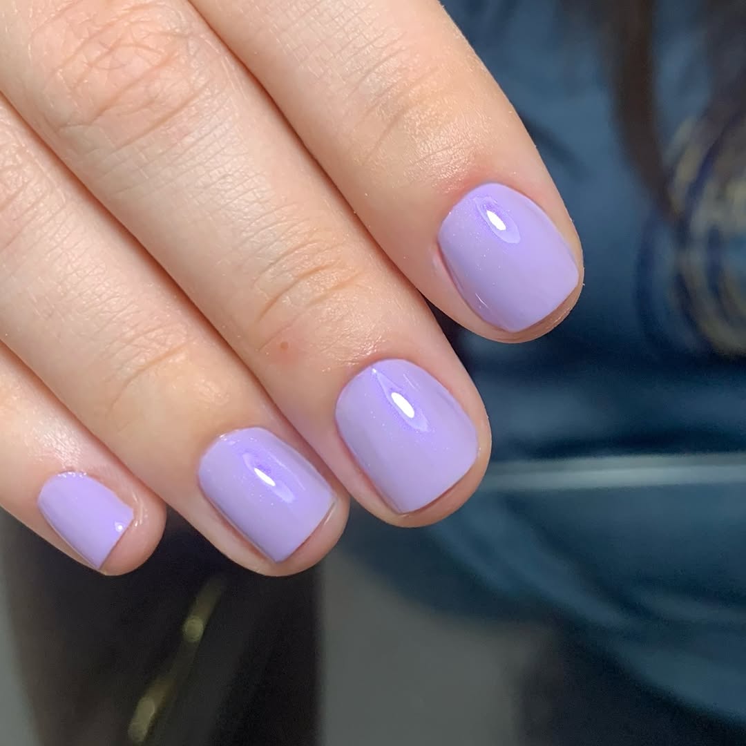 Unhas lilás com acabamento brilhoso