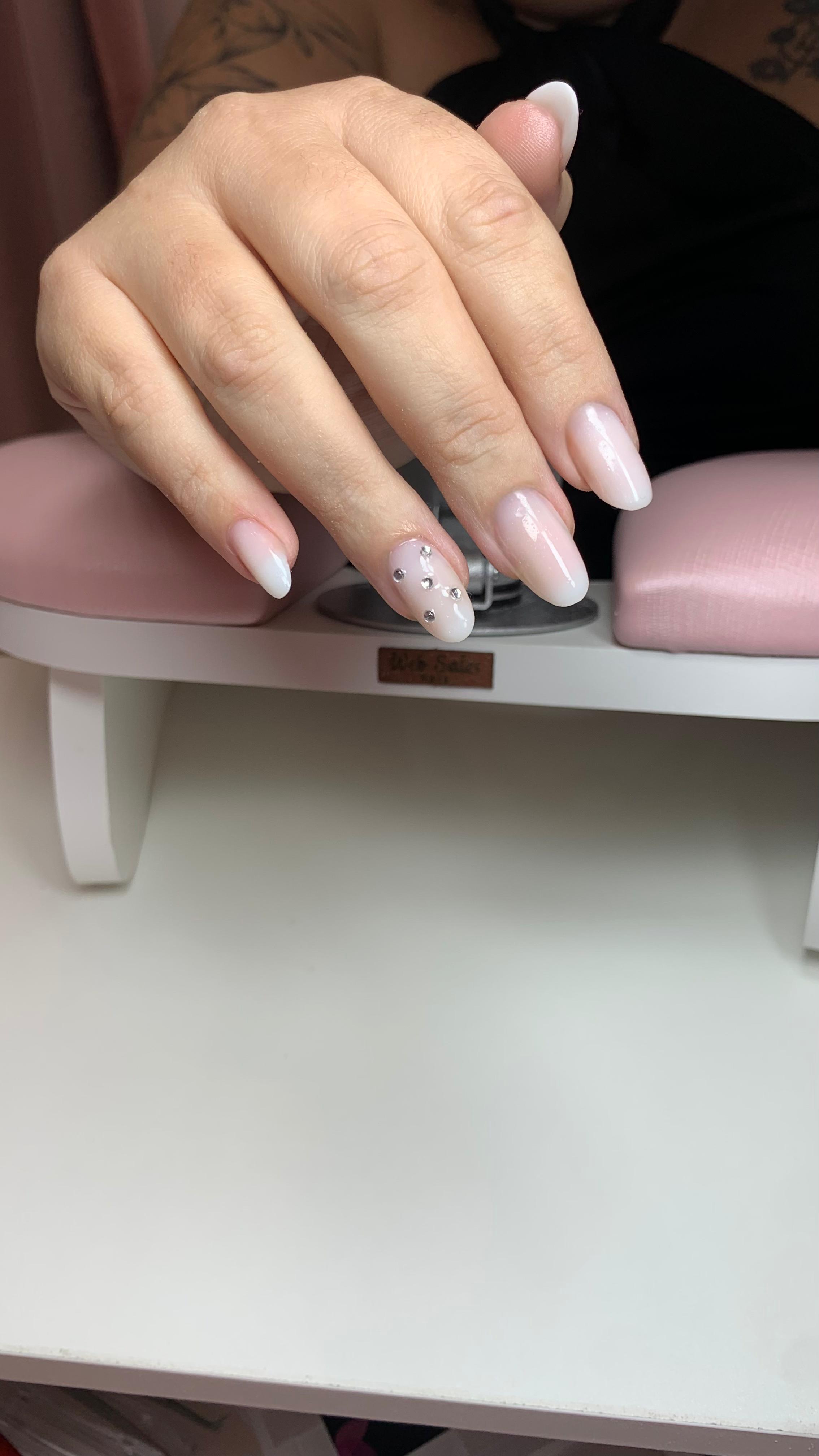 Unhas em tom nude com strass