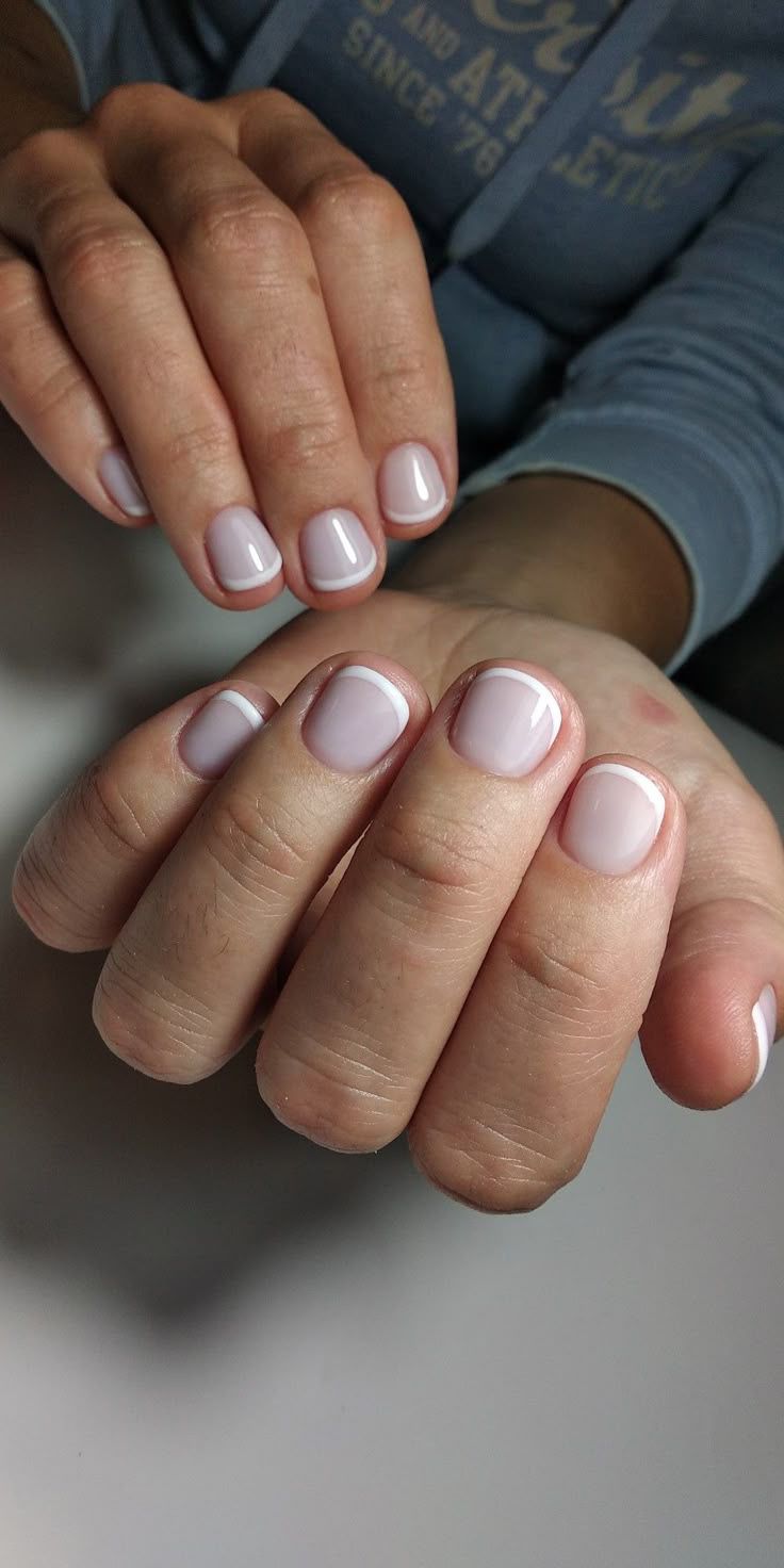 Unhas com francesinha clássica