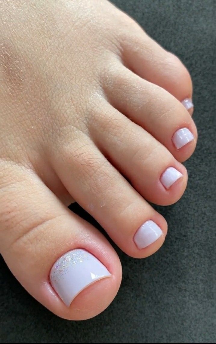 Unhas dos pés em tom lilás com glitter