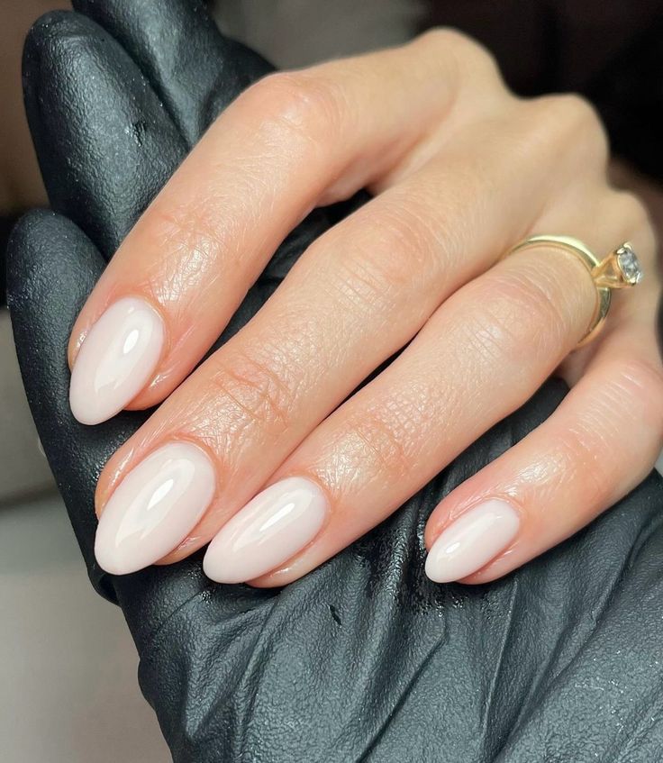 Unhas em tom nude/rosa claro amendoado