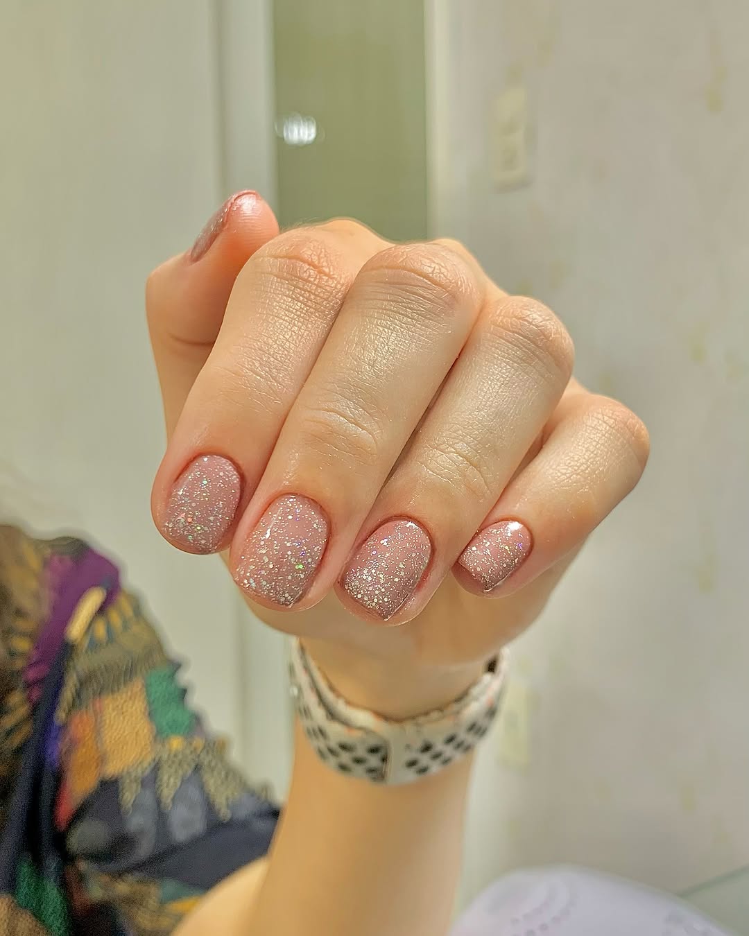 Nail art com glitter dourado