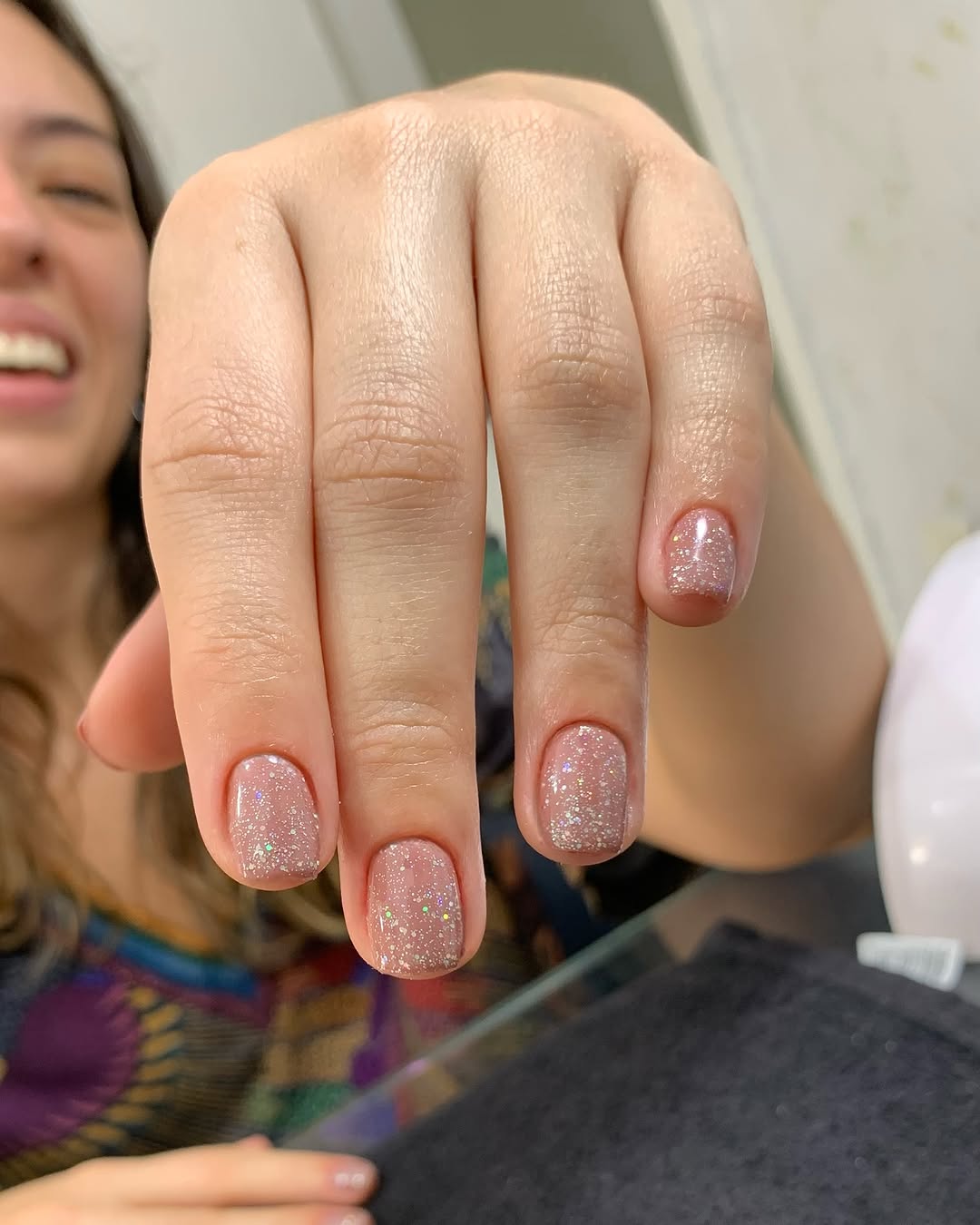 Unhas com glitter rosé delicado