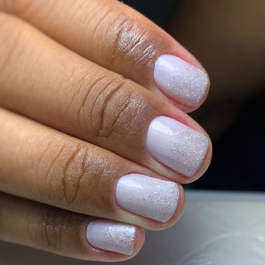 Unhas com glitter branco perolado