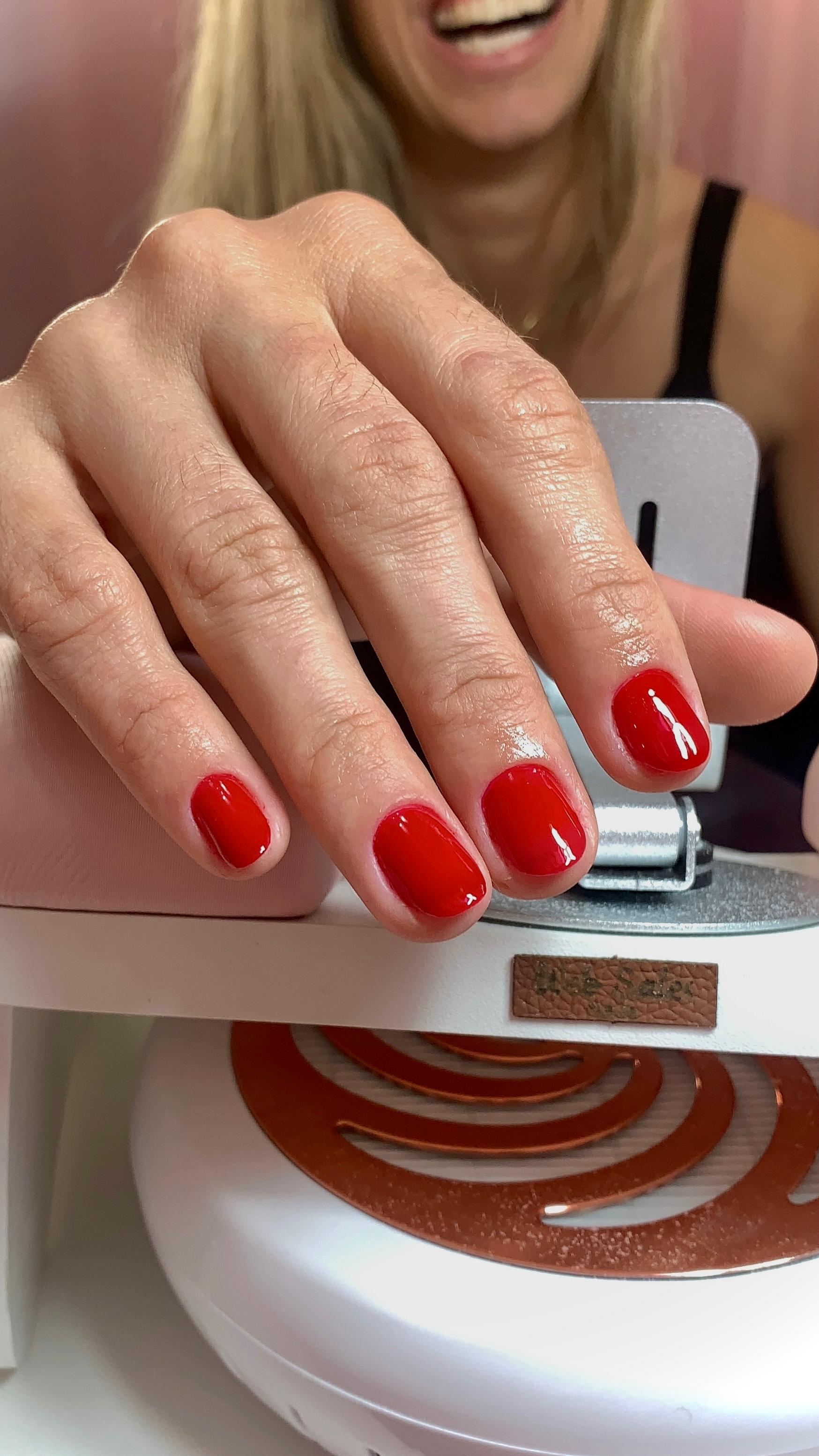 Unhas vermelhas vibrantes