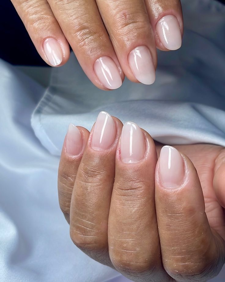 Unhas em tom nude/rosa claro